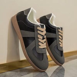 paire de tennis noire gris