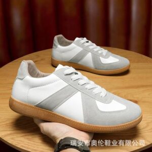 paire de tennis blanc gris