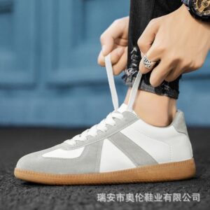 paire de tennis blanc gris