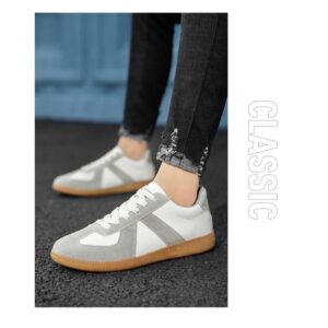 paire de tennis blanc gris