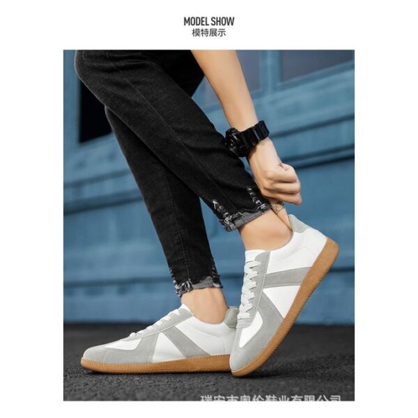 paire de tennis blanc gris